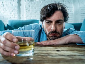 jzk postępować z alkoholikiem