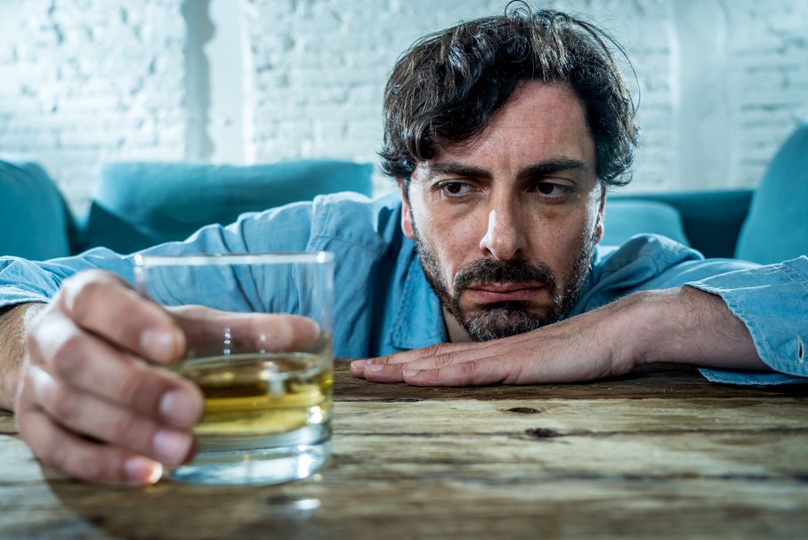 Suchy alkoholik – kim jest? Jakie zagrożenia czyhają na trzeźwego alkoholika?