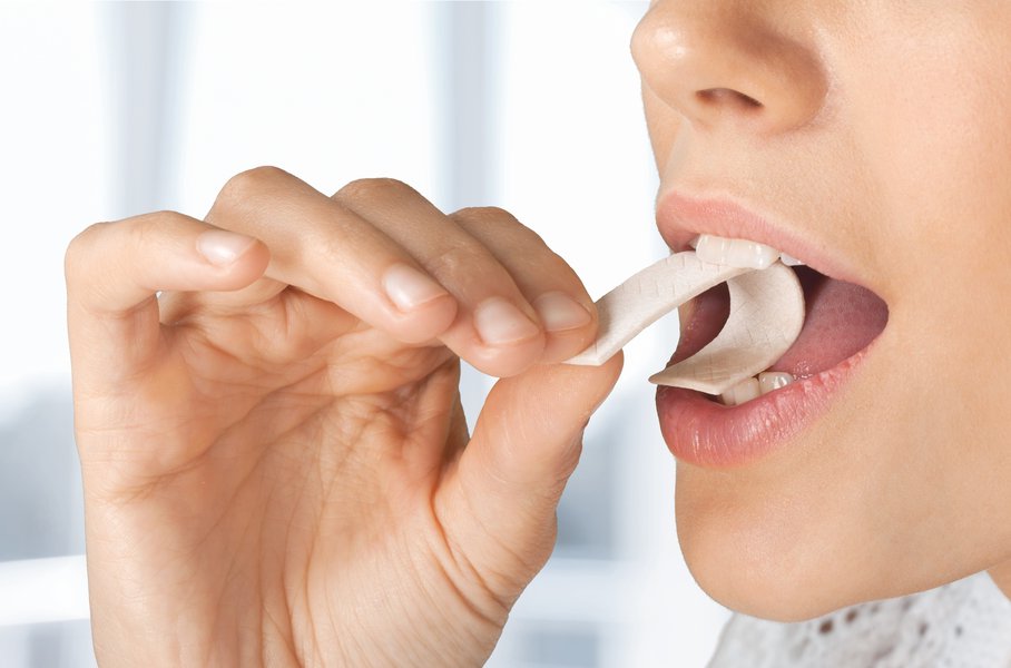 Jak żucie gumy wpływa na zęby i jamę ustną?
