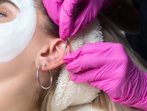 piercing igłą czy pistoletem