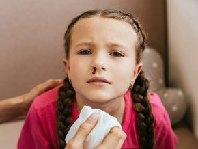 Krew z nosa u dziecka – pierwsza pomoc, przyczyny, badania