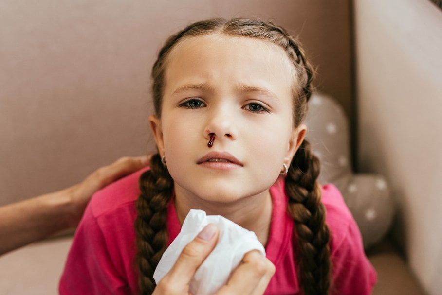 Krew z nosa u dziecka – pierwsza pomoc, przyczyny, badania