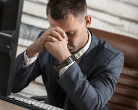 Przygnębiony mężczyzna w garniturze.