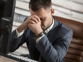 Przygnębiony mężczyzna w garniturze.