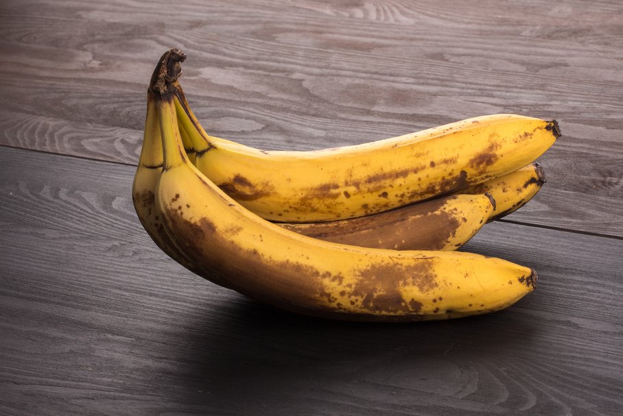 Dlaczego wyrzucanie bananów z brązową skórką to błąd?