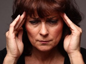Ból głowy a menopauza – dlaczego w okresie przekwitania boli głowa?