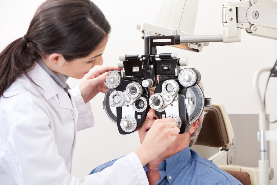 Optometrysta – kto to, czym się zajmuje? Optometrysta a okulista i optyk