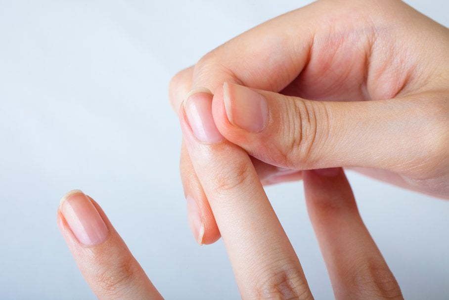 Jak objawia się grzybica paznokci u rąk?