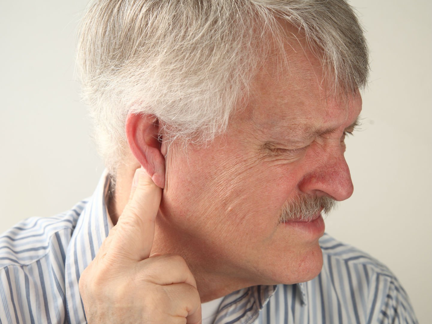 Боль в ухе у мужчины. Мочки ушей пожилых людей. Злокачественное новообразование за ухом.
