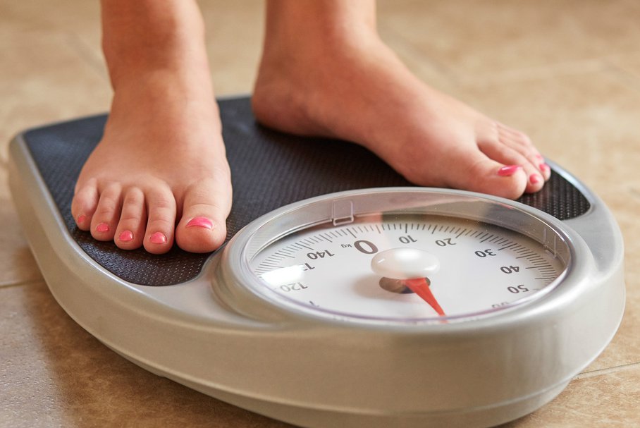 Dlaczego niedoczynność tarczycy powoduje nadwagę? Jak uniknąć nadmiaru kilogramów?