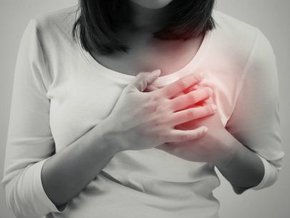 Twarde i nabrzmiałe piersi – o czym świadczy obrzęknięta i boląca pierś?