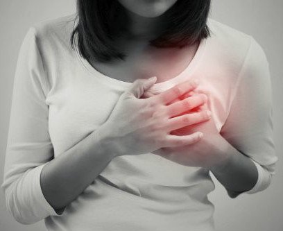 Twarde i nabrzmiałe piersi – o czym świadczy obrzęknięta i boląca pierś?