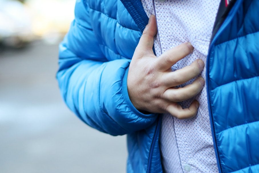 Ból w klatce piersiowej po prawej stronie – co to znaczy?