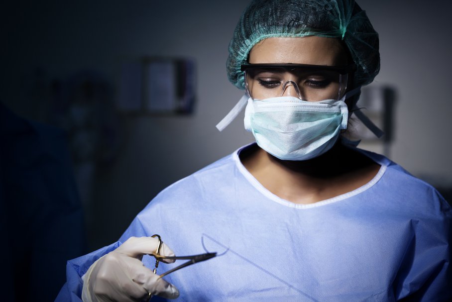Chirurg w trakcie operacji.