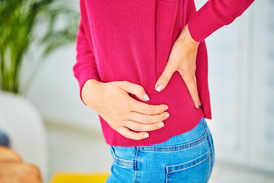 Ból w środkowej części pleców – co oznacza ból w połowie pleców?