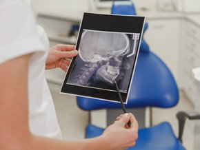 Jak wygląda leczenie złamania szczęki, jak długo trwa, na czym polega operacja?