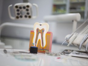 Rodzaje plomb dentystycznych – amalgamatowe, glassjonomerowe, kompozytowe, porcelanowe – wypadanie, cena, refundacja