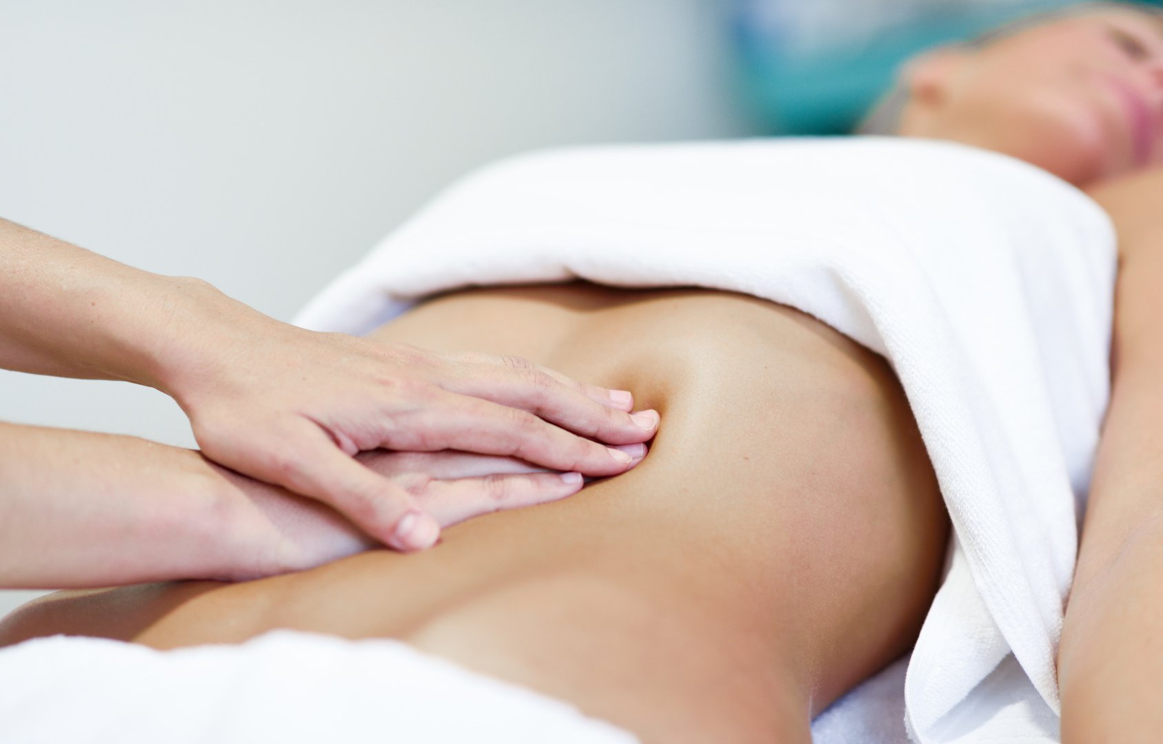 Terapia wisceralna, czyli starosłowiański masaż brzucha – co to jest, efekty, wskazania i przeciwwskazania