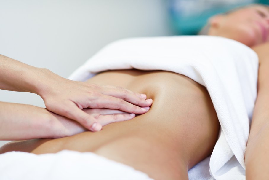 Terapia wisceralna, czyli starosłowiański masaż brzucha – co to jest, efekty, wskazania i przeciwwskazania