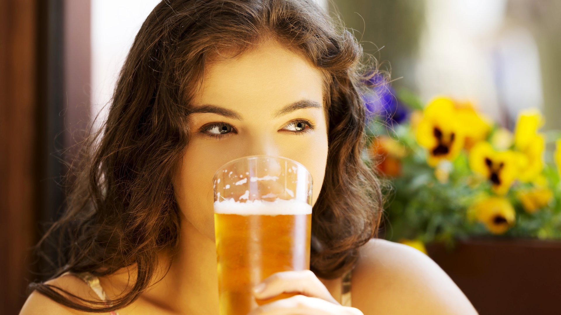 Женский пивной. Женщина пьет. Женщина пьет пиво. Девушка с пивом. Пьющая девушка.