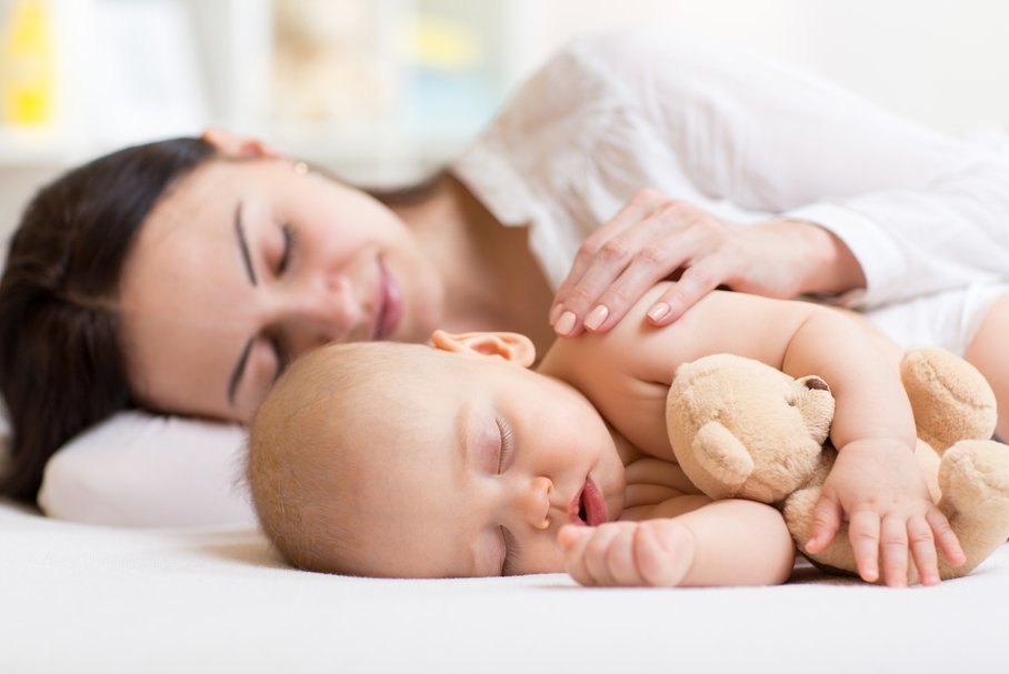 Spanie z dzieckiem – spać razem czy osobno?