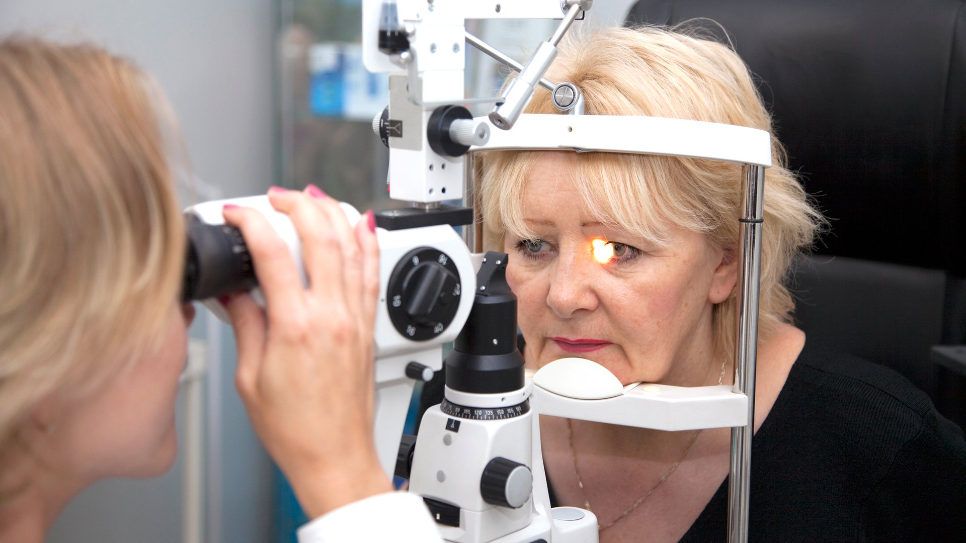 Зрение после беременности. Пожилой человек у офтальмолога. Осмотр глаз. Обследование зрения. Бабушка у офтальмолога.