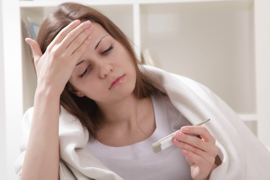 Gorączka u dorosłych – przyczyny, diagnostyka, jak zbijać