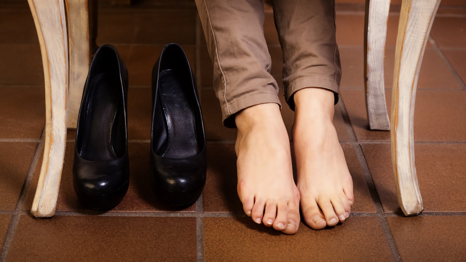 Foot under table. Туфли на босую ногу женские. Ноги в туфлях. Неудобные туфли. Ступни в туфлях.