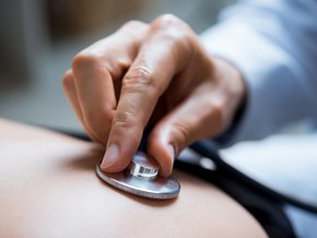 Zrosty nie zawsze są widoczne podczas badania. Objawami suchy kaszel i duszności