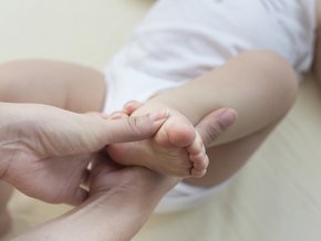 Terapia niemowlęcia ze stopą końsko-szpotawą.