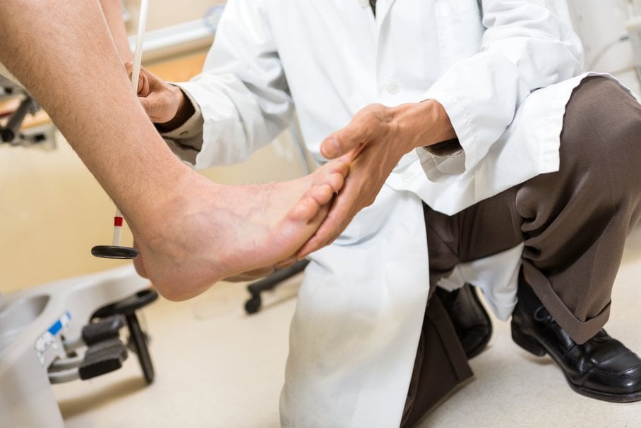 Ganglion na stopie – przyczyny, objawy, leczenie