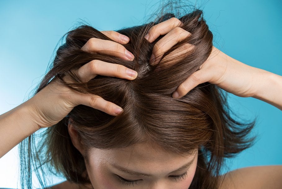 Krosty na głowie – jakie są przyczyny swędzących, bolących krost we włosach?