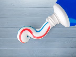 Jak stosować pastę do zębów na pryszcze, ile trzymać ją na twarzy, jak zrobić maseczkę?