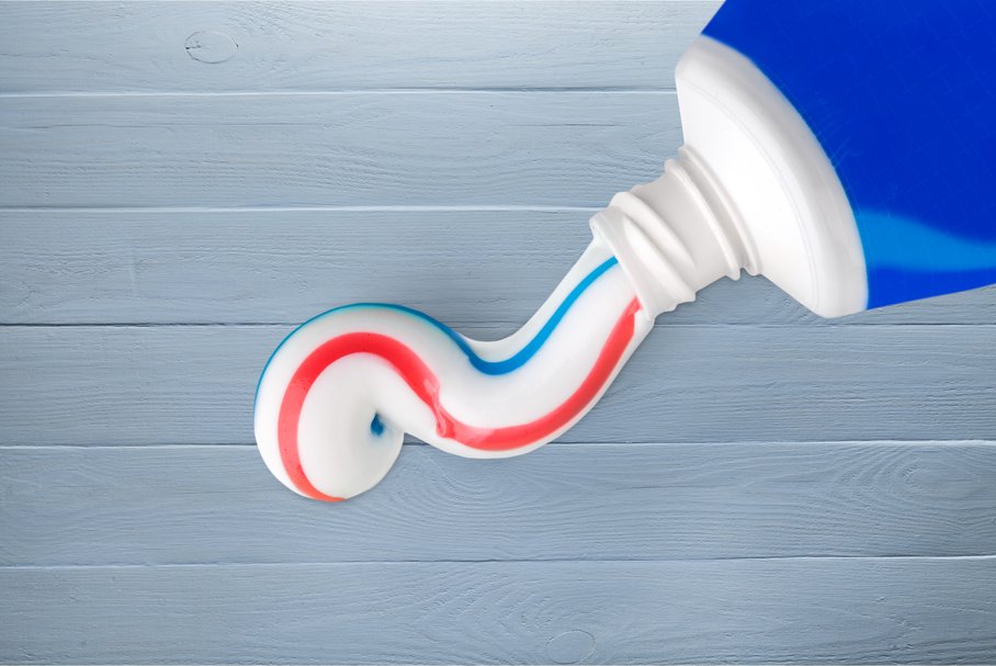 Jak stosować pastę do zębów na pryszcze, ile trzymać ją na twarzy, jak zrobić maseczkę?