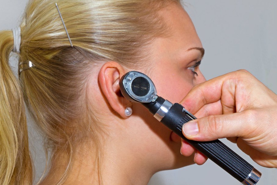 Wyciek z ucha – przyczyny, objawy i leczenie
