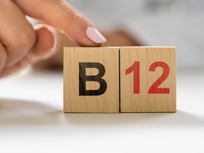 Klocki z oznaczeniem witaminy B12.