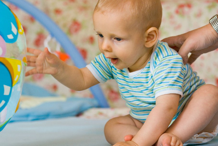 Siadanie niemowląt - kiedy, stymulacja, dobre i niekorzystne pozycje