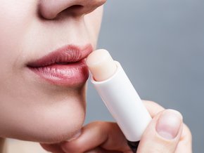 Popękane, spierzchnięte usta – jakie są przyczyny, jak nawilżyć, czy są domowe sposoby pielęgnacji?