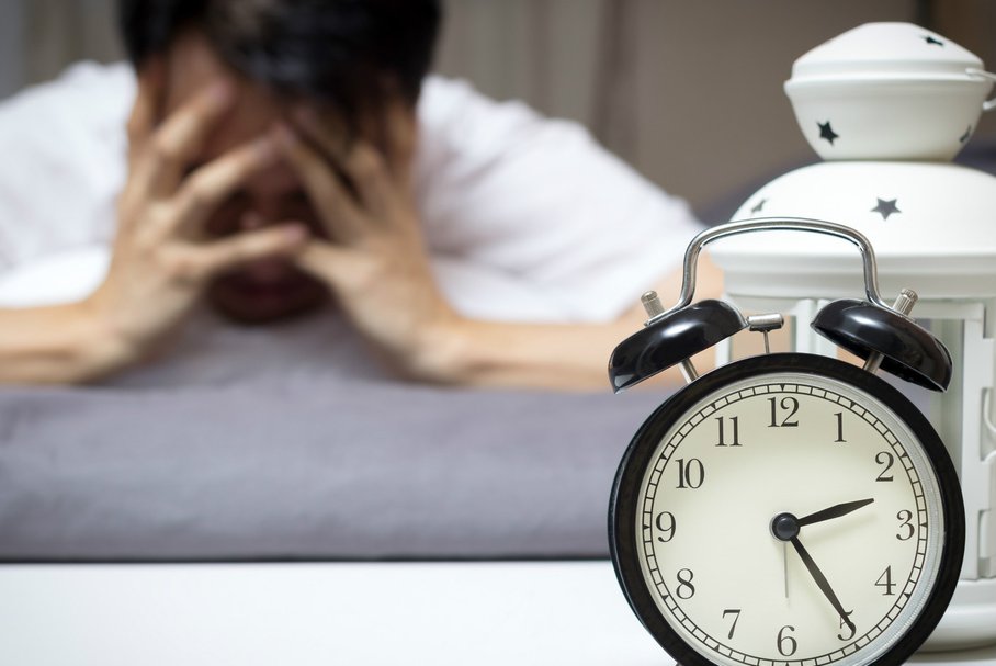 Płytki sen i problemy z zaśnięciem – o czym świadczą te zaburzenia snu?