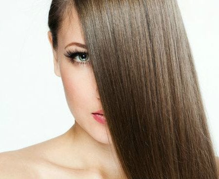 Dlaczego włosy się przetłuszczają i jakie są sposoby na tłuste włosy?
