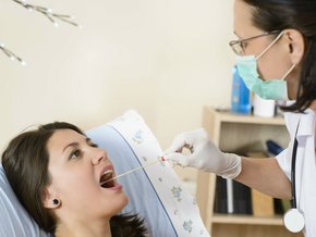 Bakteryjne zapalenie gardła – objawy i leczenie domowymi sposobami