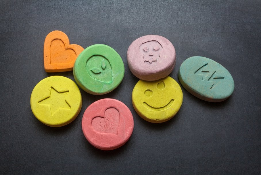 MDMA (ecstasy) – co to jest? Sposób działania, objawy zażycia, skutki uboczne, uzależnienie