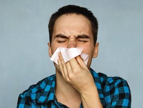 Mężczyzna z katarem alergicznym