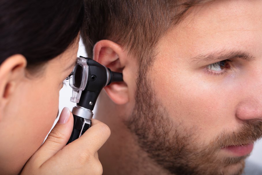 Laryngolog wziernikująca ucho pacjenta.