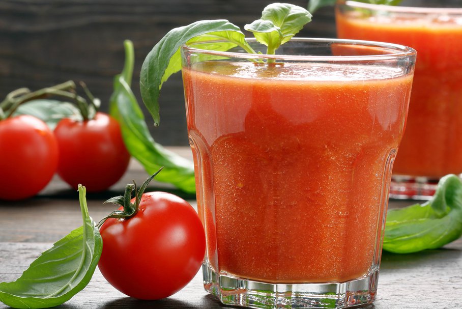 Sok pomidorowy – czy jest zdrowy? Na co pomaga sok z pomidorów?