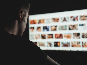 Mężczyzna uzależniony od pornografii.