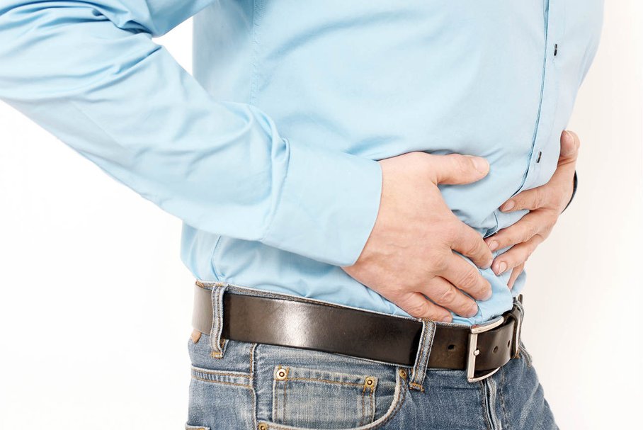 Silny ból brzucha – jakie mogą być przyczyny?