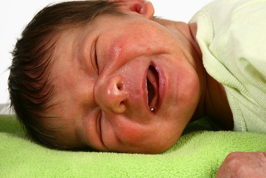 Krostki i zaczerwienienia na skórze niemowlęcia – przyczyny, objawy, leczenie