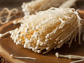 Grzyby enoki.