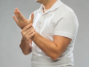 Mężczyzna trzymający się za rękę.